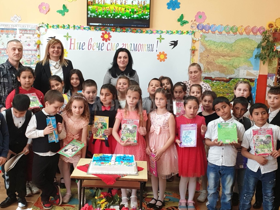 Кметът на Община Борован раздаде книжки на първокласници по повод „Празника на буквите“