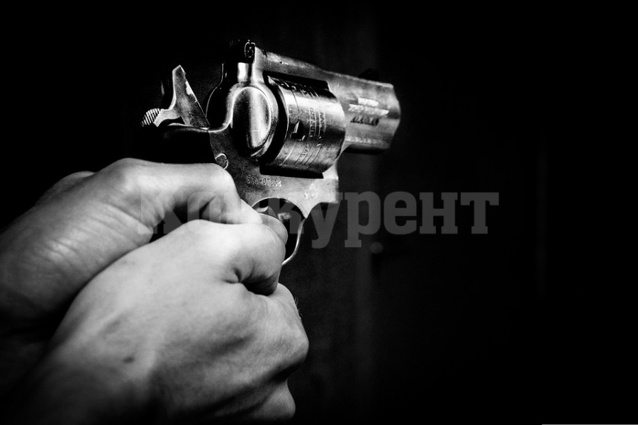 След скандал: Мъж стреля с пистолет срещу баща си в Пловдив
