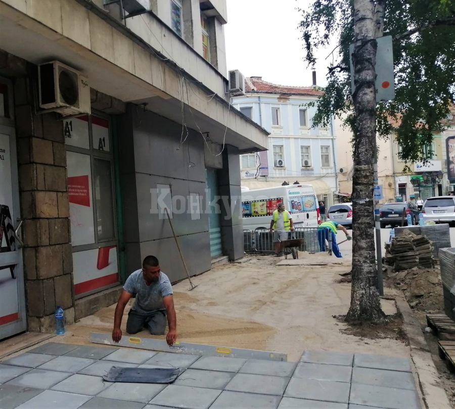 Ремонтират се тротоари покрай натоварени улици във Видин 