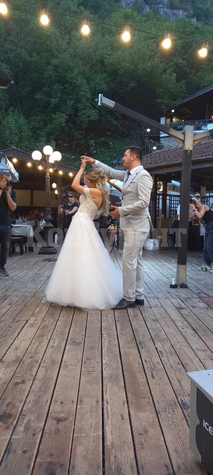 Сватба оживи Враца, младоженците живеят в Германия СНИМКИ