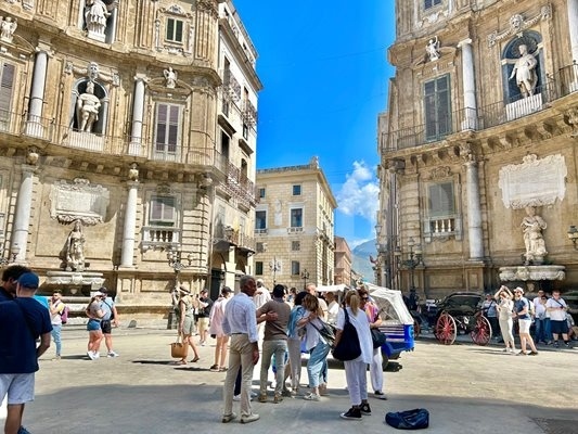 Лятото в Сицилия няма край, никой не купува зимни дрехи