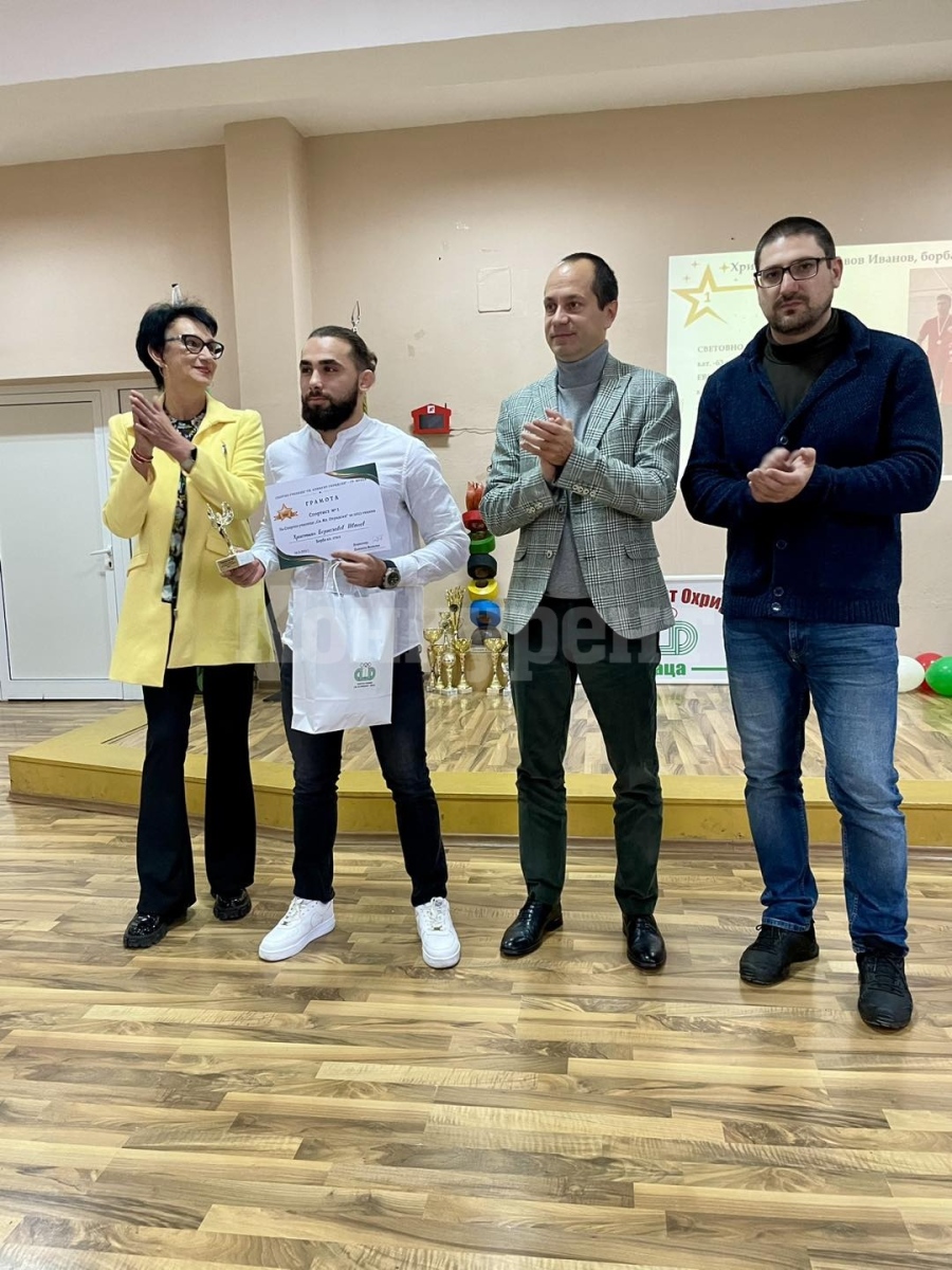 Кметът Калин Каменов награди спортист №1 в СУ „Св. Климент Охридски“ за 2023 година СНИМКИ