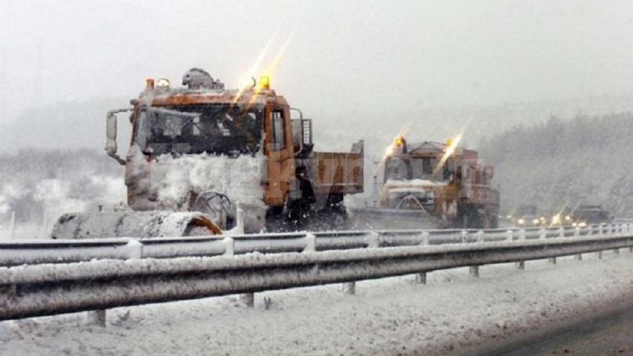 АПИ: 1110 снегопочистващи машини обработват републиканските пътища. Шофирайте внимателно!