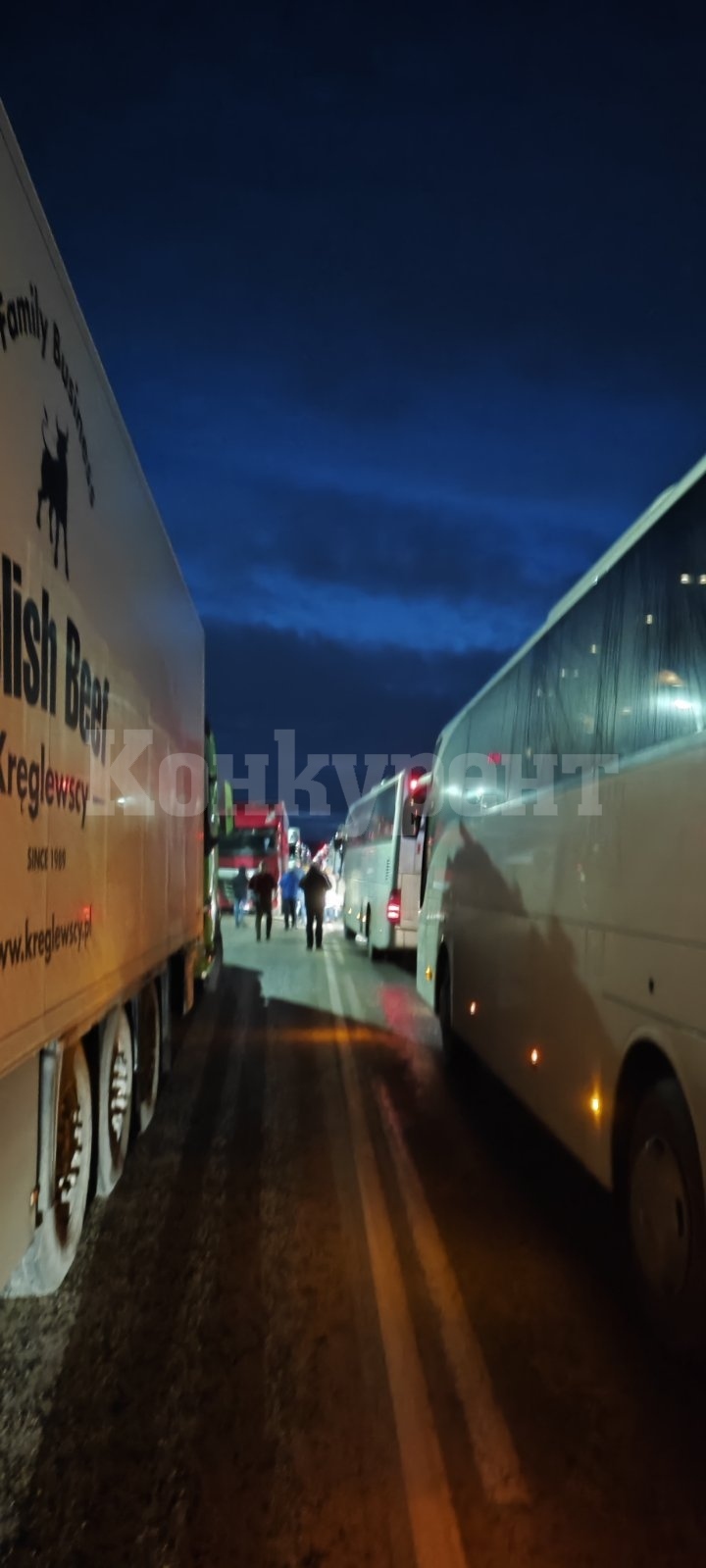 БЛОКАДА Хора чакат от часове в рейсове между Борован и Баница СНИМКИ 