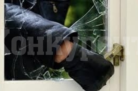 Крадец разби вратата на балкон и отмъкна злато и GSM