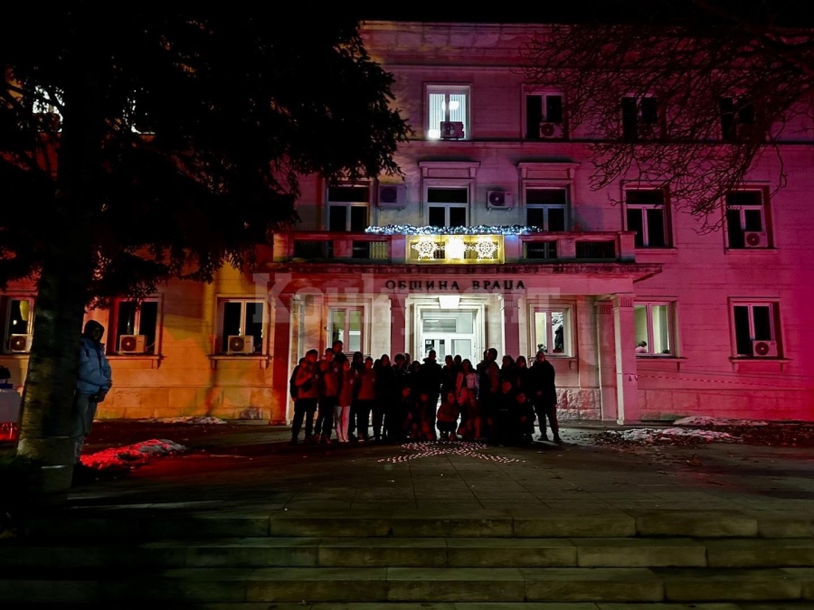 Сградата на Община Враца бе осветена в червен цвят по повод Световния ден за борба със СПИН