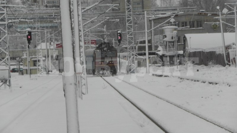 Антирекорд! 234 отменени и 217 закъснели влакове заради снега