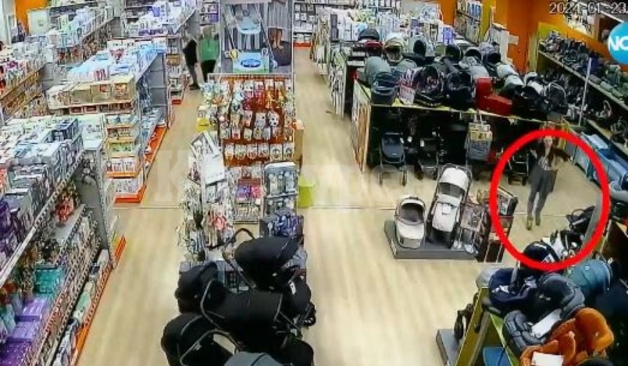 Жена задигна детска количка от магазин