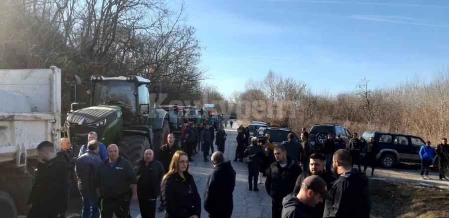 Зърнопроизводителите на протест, блокираха пътя Мизия-Оряхово 