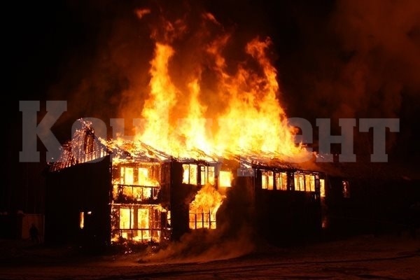 Късо съединение подпали сграда, изгорели са мебели и техника за хиляди левове