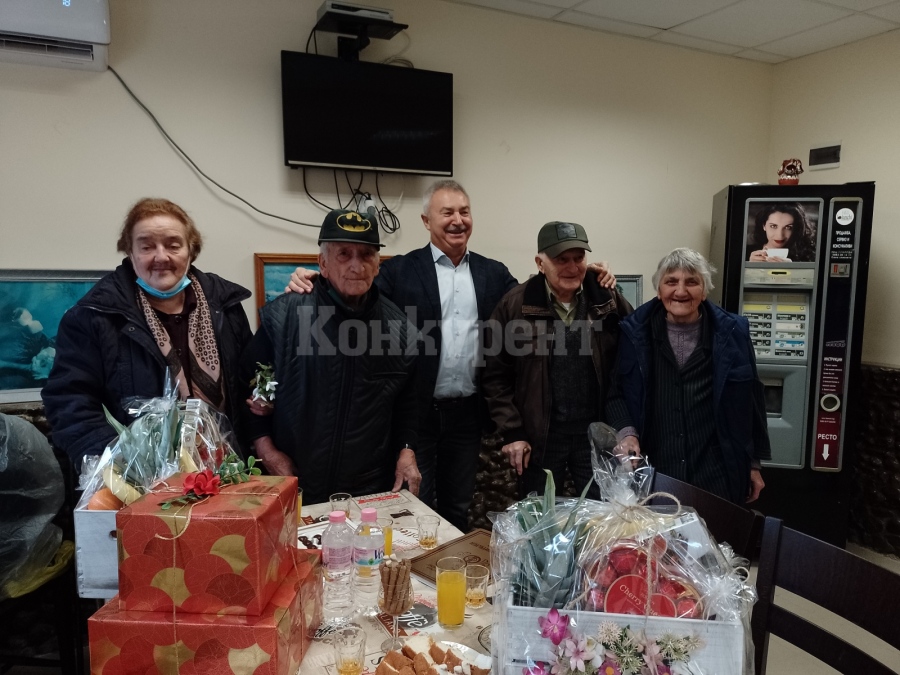 Кметът Живков гостува на семейства с бракове над 60 години