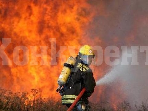Посред нощ горя сграда в ломско село, няма пострадали