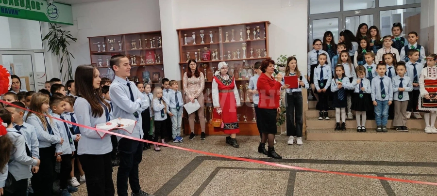 СУ„Никола Войводов”-Враца откри традиционния благотворителен базар за мартеници