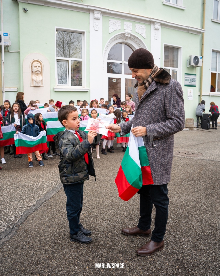 Над 600 първокласници получиха българското знаме СНИМКИ