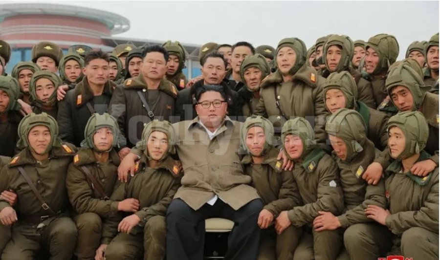 Ким Чен-ун тренира армията за война