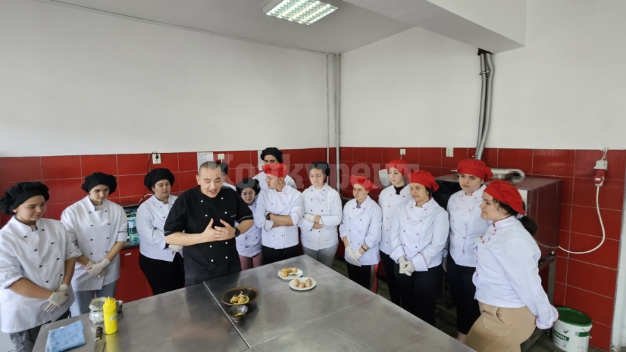 Двама шеф готвачи обучаваха ученици от ПГТР-Враца СНИМКИ