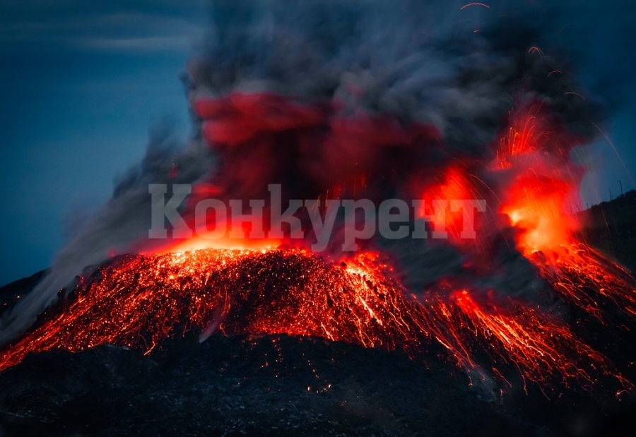 Вулканът Ибу в Централна Индонезия отново изхвърли пепел на два километра височина