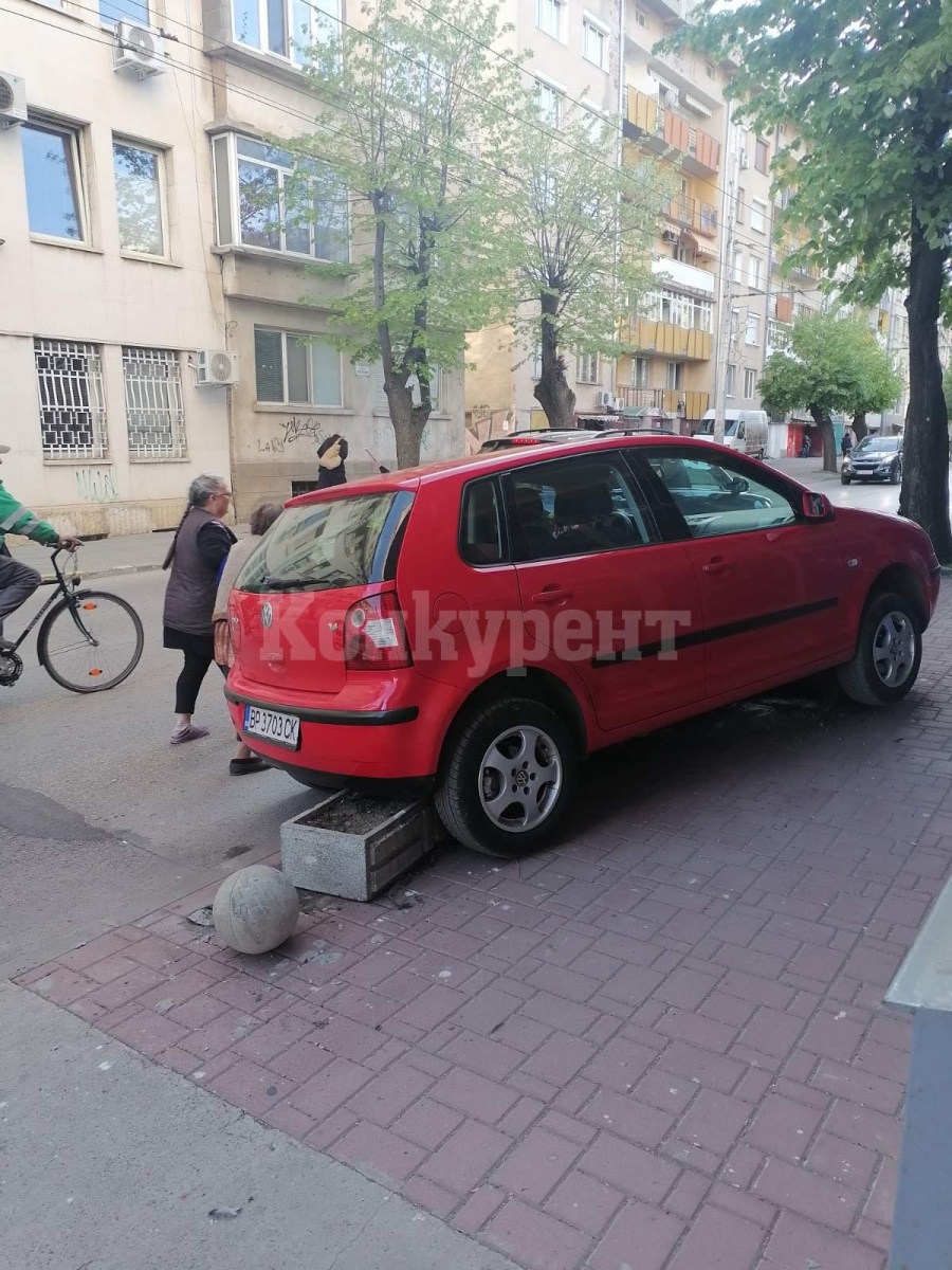 Шофьорка се качи на тротоара и мина през колчета във Враца СНИМКИ 