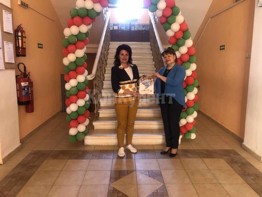 Областният управител Надя Донкинска посети Начално училище „Иванчо Младенов“, за да връчи стихосбирка
