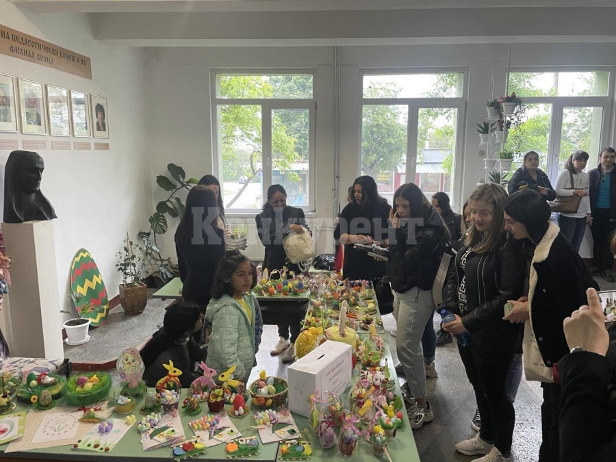 Община Враца и филиалът на Великотърновския университет организираха благотворителен великденски базар СНИМКИ