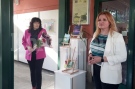 Изложба с творби на ученици от Езиковата гимназия в Разград пренася посетителите в различни кътчета на България и света