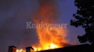 Пожар погълна покривите на две сгради в Берковица