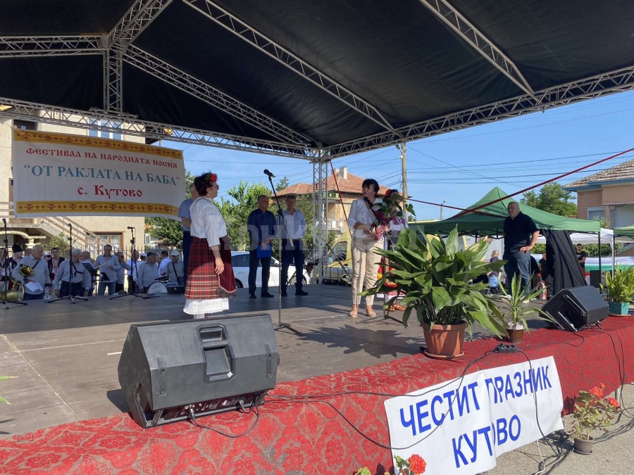 Заместник-кметът Борислава Борисова откри традиционния фестивал „От раклата на баба“