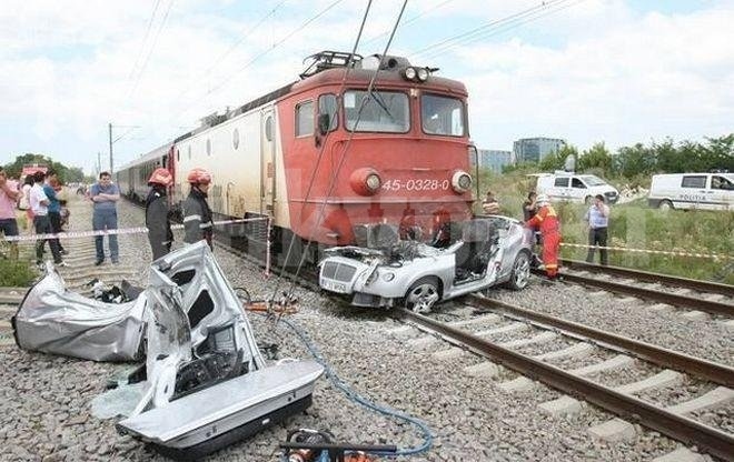 Шофьор е в болница след удар от влак