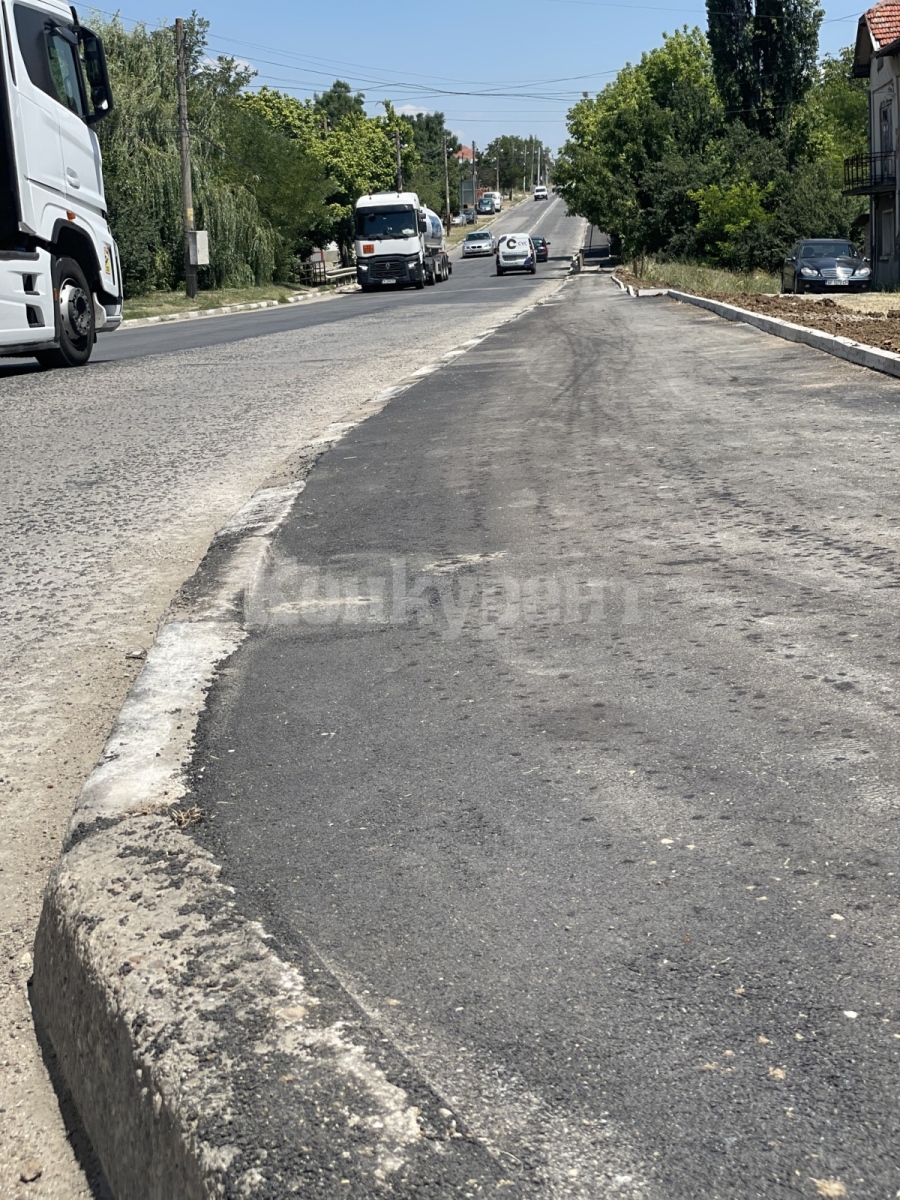 Продължава работата по новите тротоари в Борован