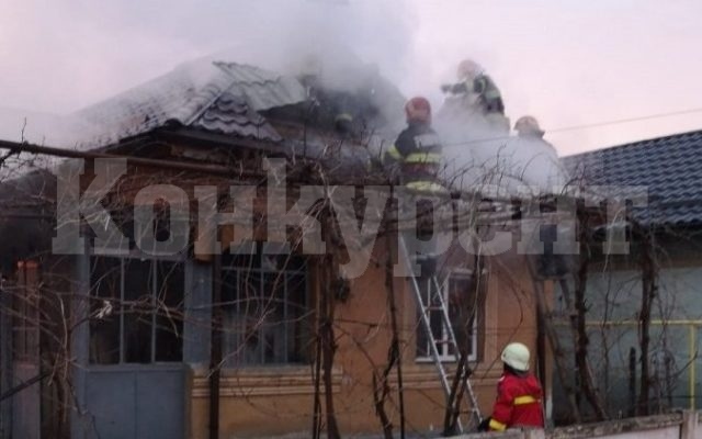 Огнен ад! Горя покрив на къща във врачанско село