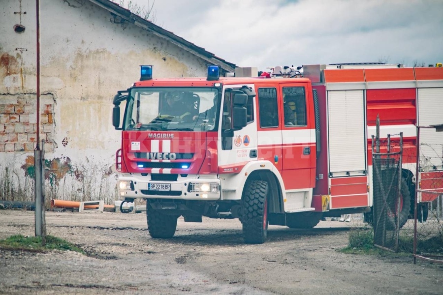 Горя къща в Лом, пламнала от огън в двора