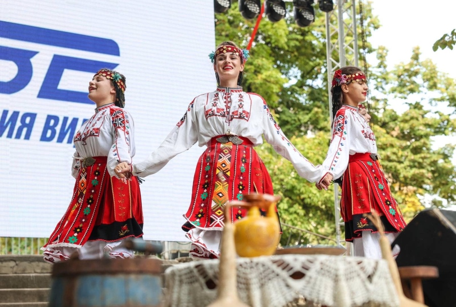  С баница и вкусни изкушения бе посрещнат вторият ден на Международния фолклорен фестивал “Синия Дунав”