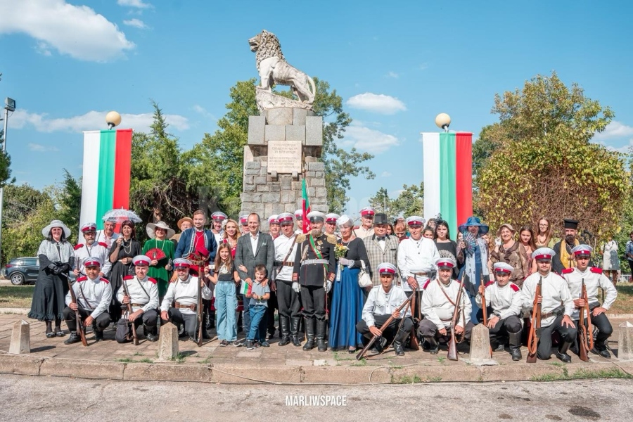 Стотици посрещнаха ретро влак с парен локомотив с царски вагони във Враца /СНИМКИ/