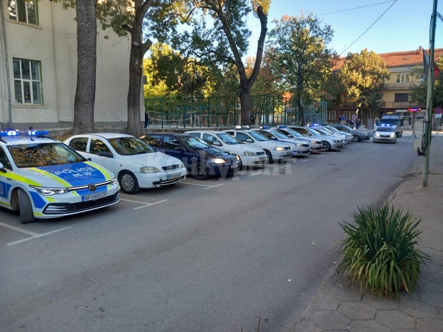 Специализирана полицейска операция се провежда в Бяла Слатина /СНИМКИ/