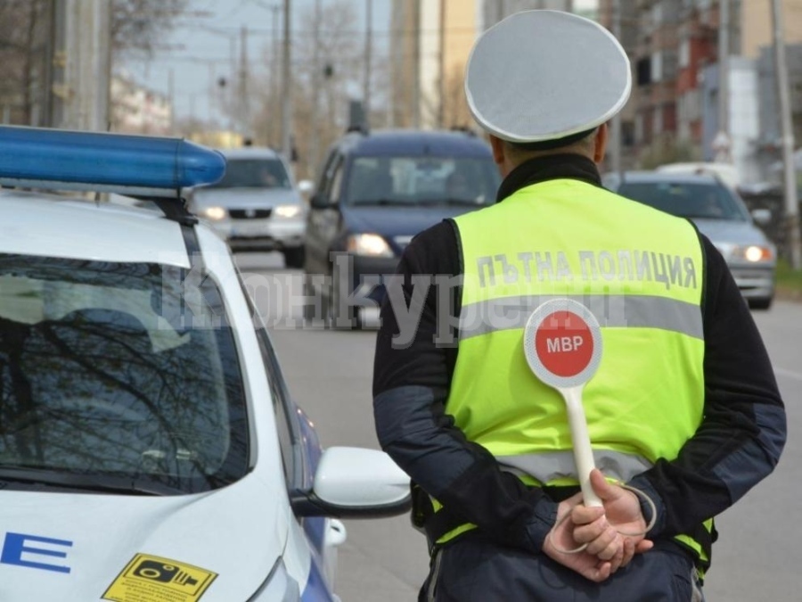 Пътни полицаи раздаваха на водачи на МПС листовки със съвети за безопасно шофиране през предстоящия зимен сезон