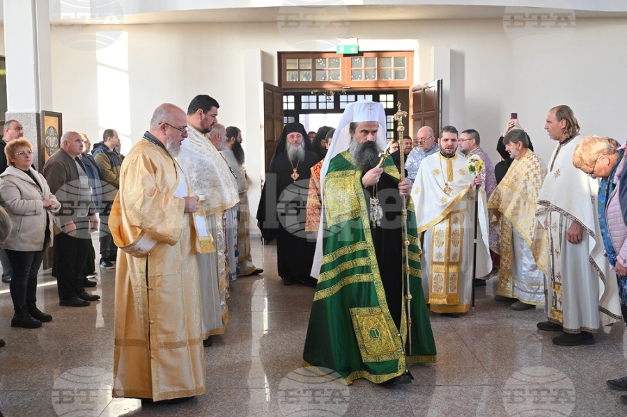 Патриарх Даниил служи в храм“Свети Дух“в Монана