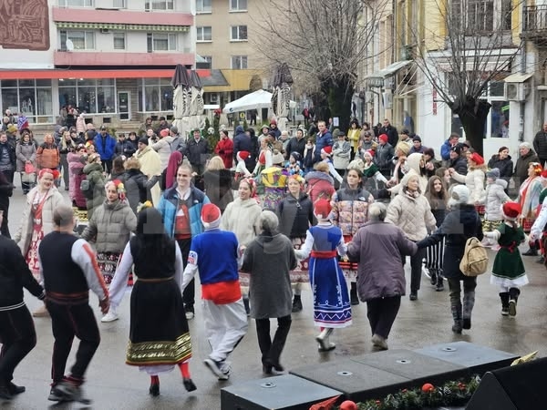 Берковица възроди традицията „Всички ЗАЕДНО на Берковското коледно хоро“!