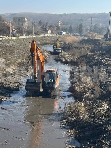 Стартираха дейностите по проекта за почистване на река Скът в Мизия