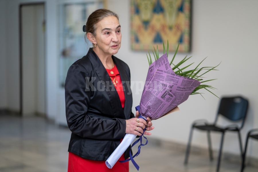 Камелия Тинчева подреди в Община Мездра самостоятелна изложба живопис