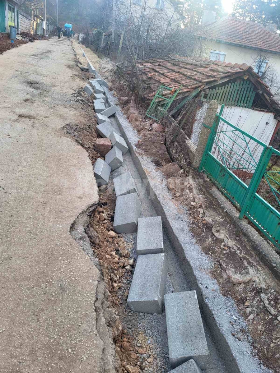 Вандали изкъртиха новите бордюри по централна улица в Белоградчик