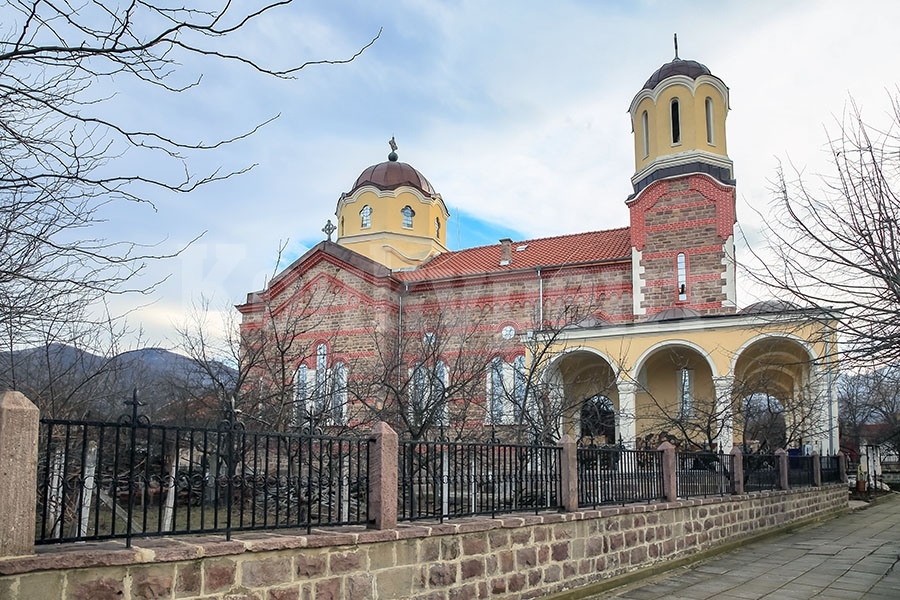 Каруцар потроши оградата на черквата във Вършец