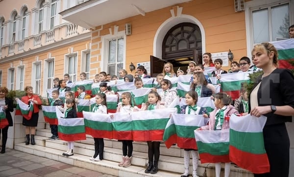 Община Враца отново ще подари българското знаме на деца