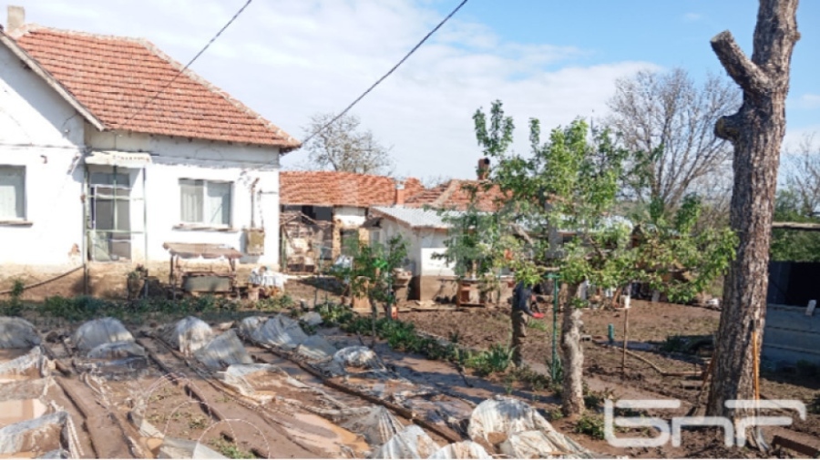 Продължава почистването на наводнените къщи в селата Лехчево и Кобиляк