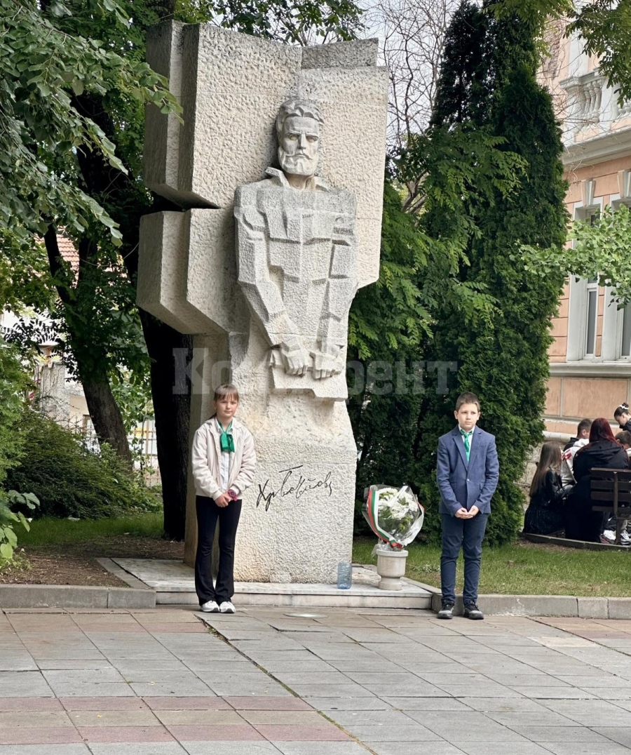 Средно училище „Христо Ботев“ – Враца отбеляза своя патронен празник