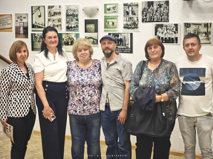 Откриха ретроспективна изложба \