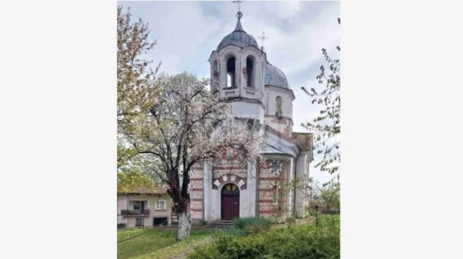 Третокласници дариха пари за черква, вместо цветя на учителката