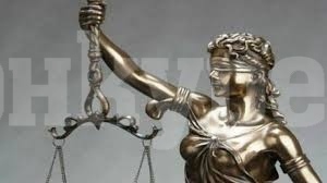 Изправят на съд 18-годишен, карал без книжка, забил колата в дърво и убил две деца