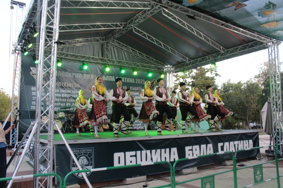 Вторият ден от Панаирните дни в Бяла Слатина събра отново жители и гости на площада
