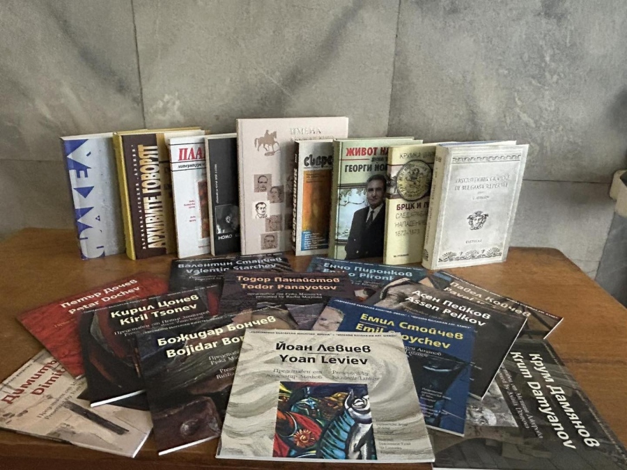Национален дарителски фонд „13 века България“ дари близо 500 книги на Община Враца