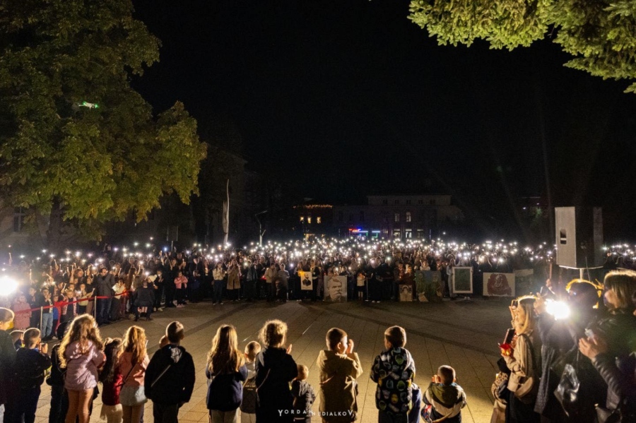 Факелно шествие озари Враца в навечерието на Деня на народните будители